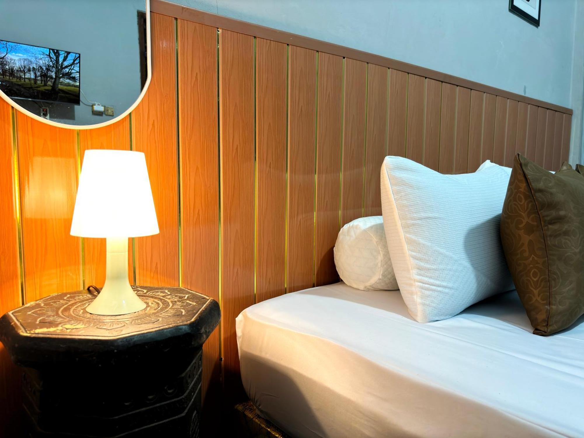 Jogja Day Inn Yogyakarta Dış mekan fotoğraf